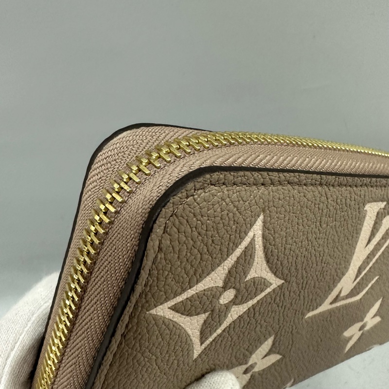 Louis Vuitton M69794奶茶色牛皮壓紋大logo拉鍊長夾-18