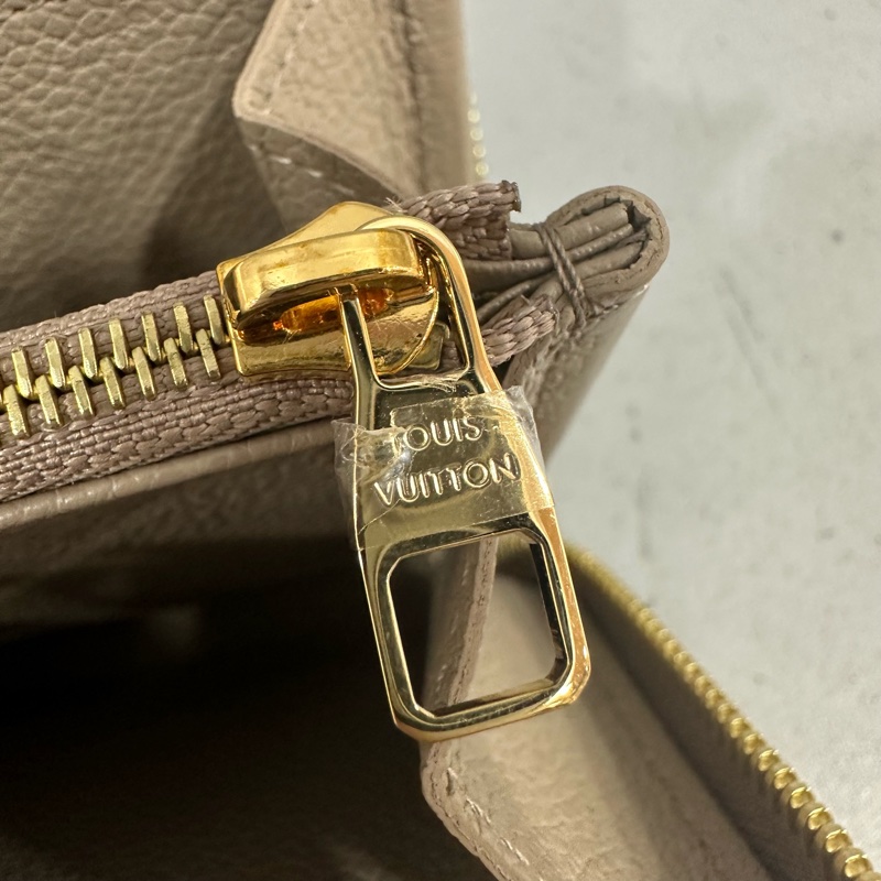 Louis Vuitton M69794奶茶色牛皮壓紋大logo拉鍊長夾-24