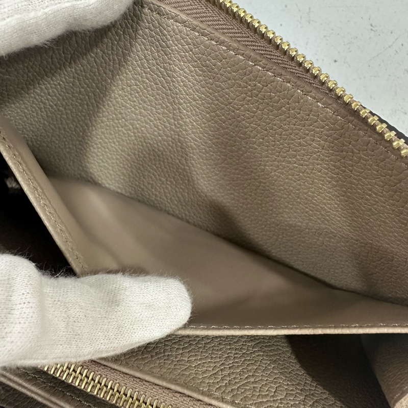 Louis Vuitton M69794奶茶色牛皮壓紋大logo拉鍊長夾-30