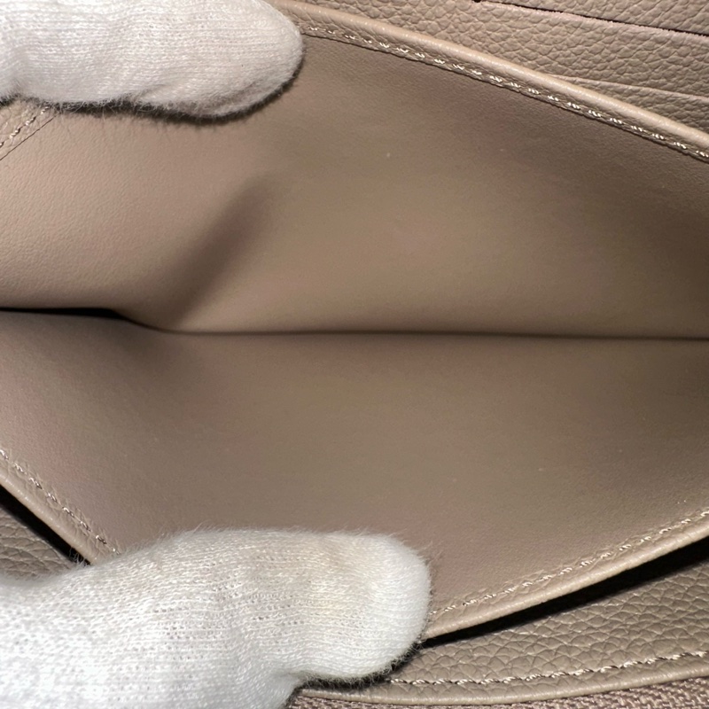 Louis Vuitton M69794奶茶色牛皮壓紋大logo拉鍊長夾-32