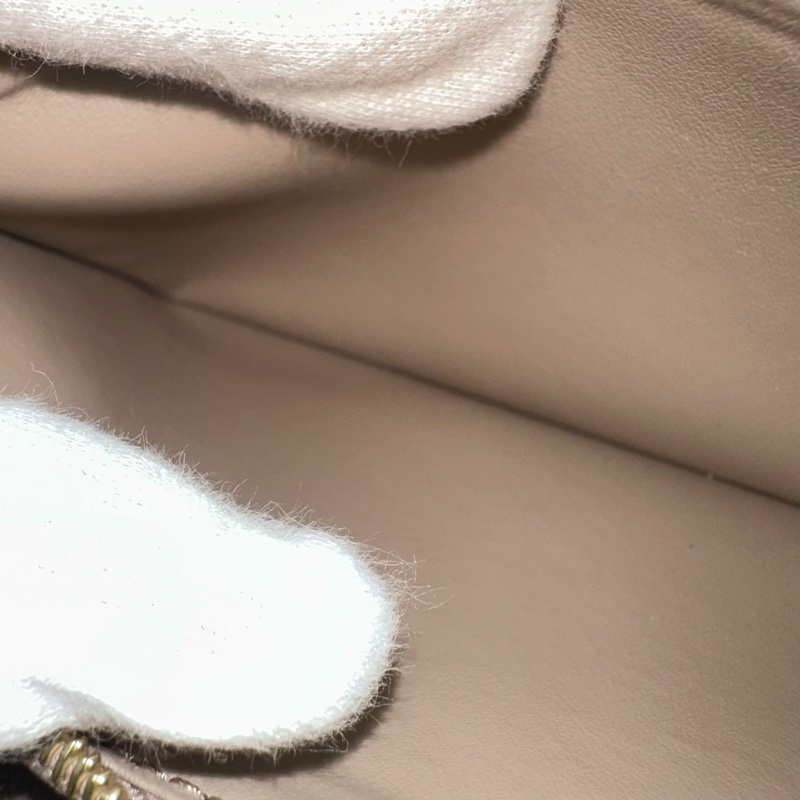 Louis Vuitton M69794奶茶色牛皮壓紋大logo拉鍊長夾-33