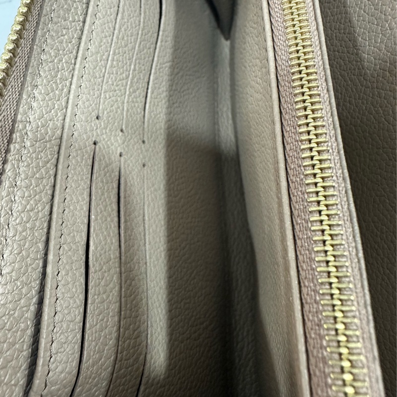 Louis Vuitton M69794奶茶色牛皮壓紋大logo拉鍊長夾-37