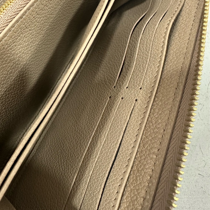 Louis Vuitton M69794奶茶色牛皮壓紋大logo拉鍊長夾-38