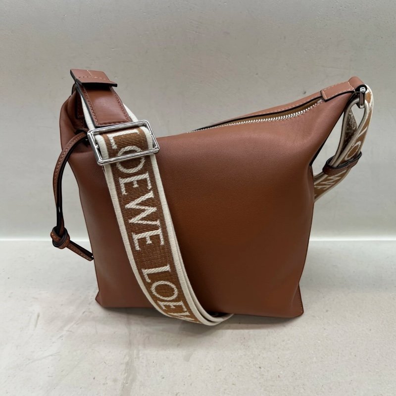 🌸2025春夏新品🌸Loewe 小款 Cubi 柔軟光滑小牛皮緹花斜背包 黑色-5