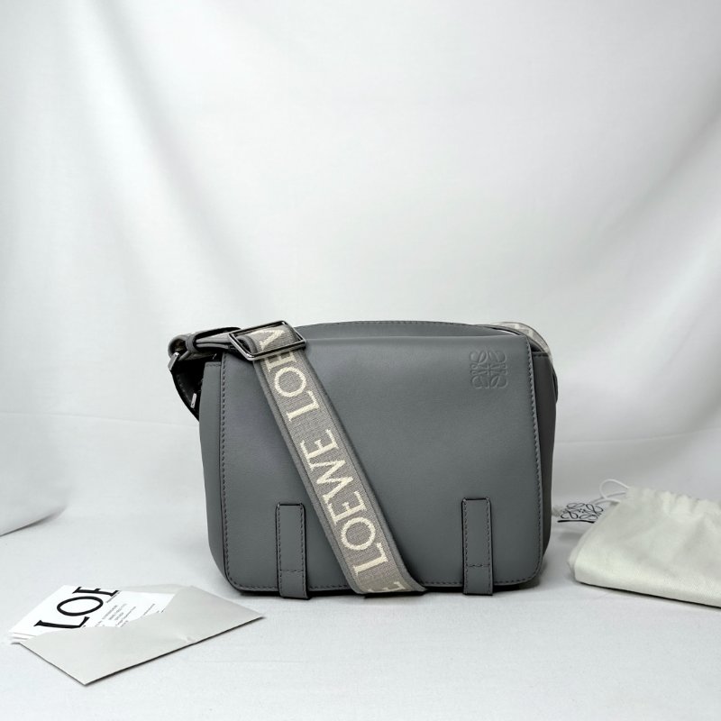LOEWE Military光滑牛小號郵差包-0