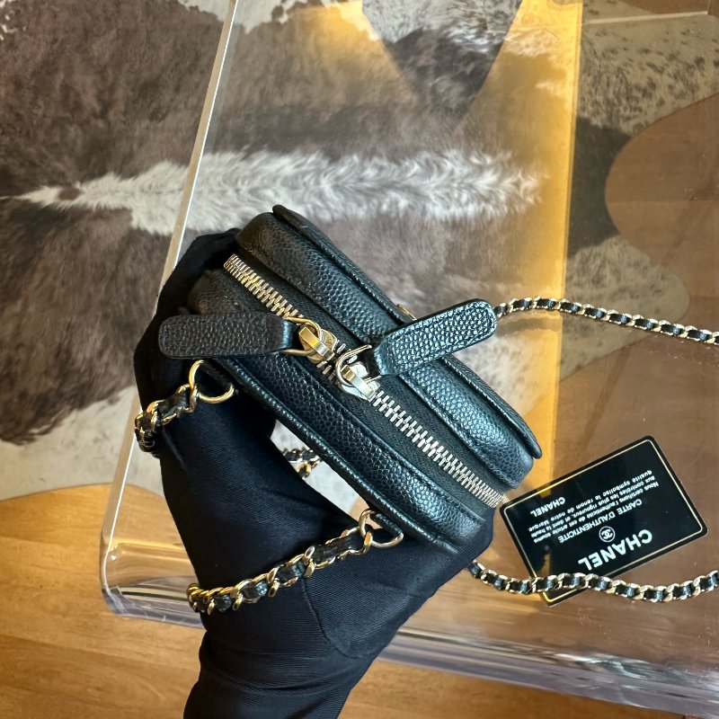 Chanel香奈兒黑金魚子醬雙c logo手機鏈條包-6