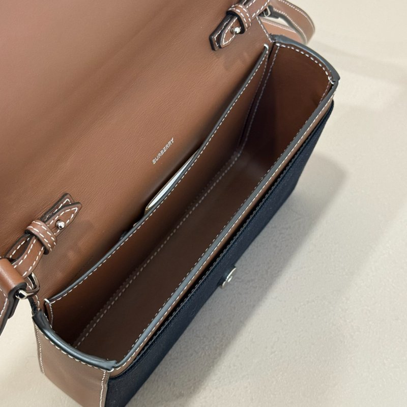 Burberry 黑色帆布白字刺繡logo咖色牛皮肩背包-6