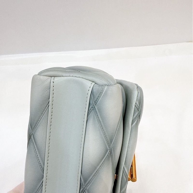 莉亞精品♡LV M24186 GO-14 旋轉磁吸口蓋包 九新-10