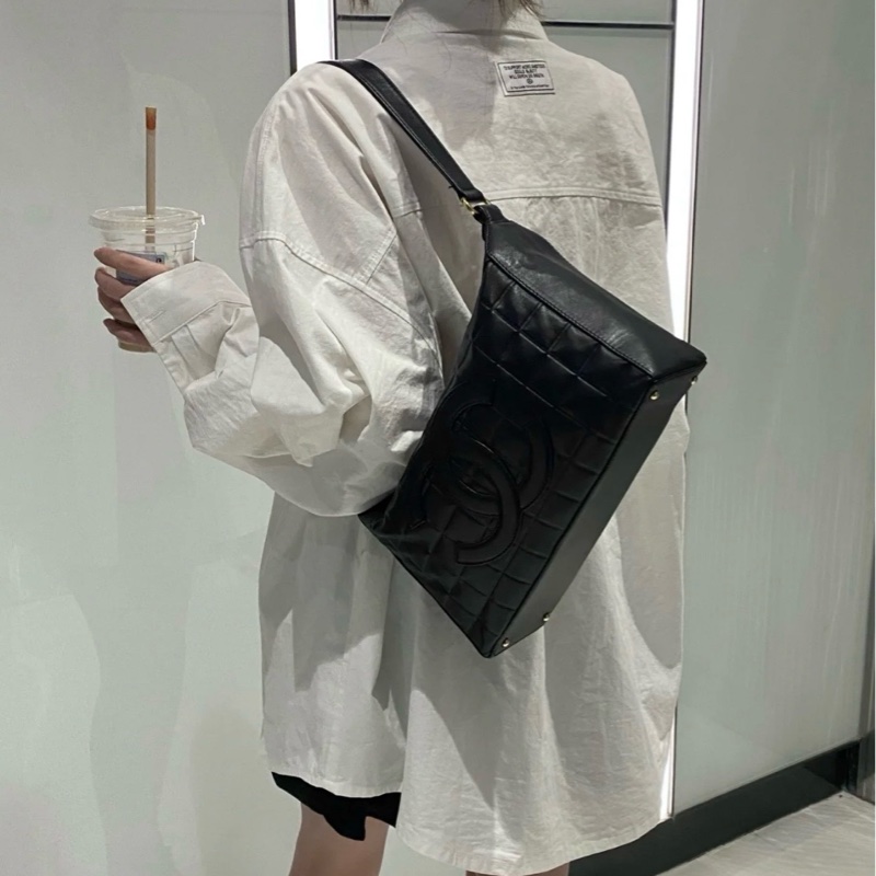 Chanel冰格方塊大logo肩背包腋下包Jennie 同款-9