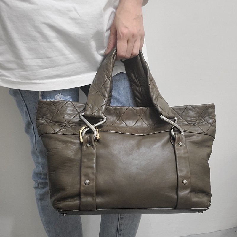 【Chanel】
CHANEL2.55 Hand Tote Bag
香奈兒銀扣托特包-2