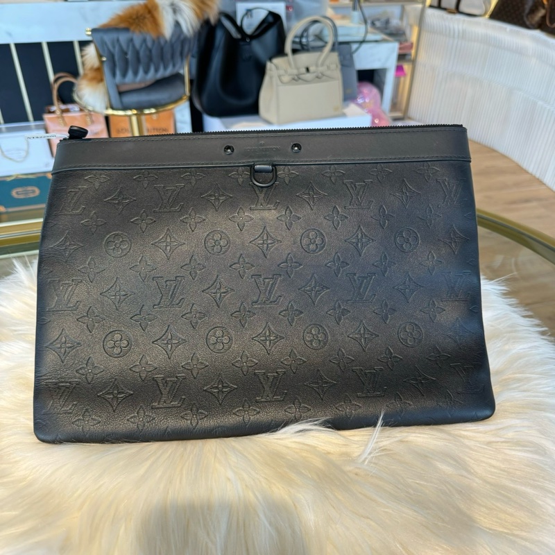 LV 黑壓紋牛皮手拿包-0
