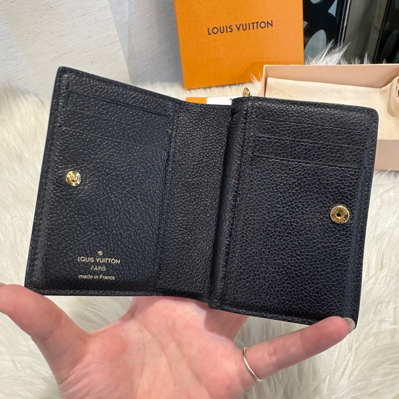 LV Clea 黑牛皮壓紋短夾-6