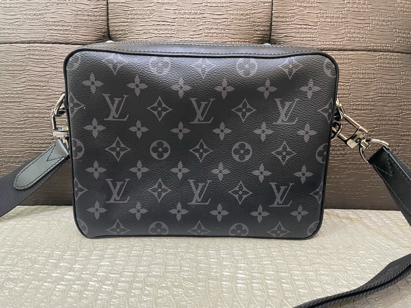 LV黑灰原花Trio三合一斜背包M69443-1