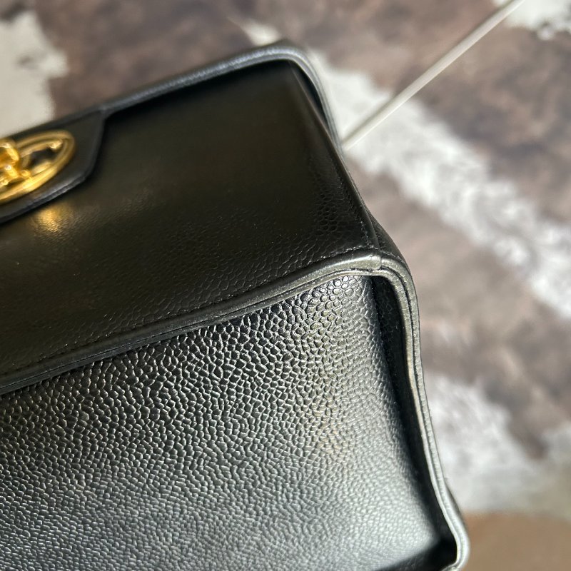 Chanel 黑金雙C圓環扣魚子醬化妝包-7