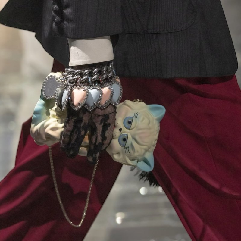 🌸春夏新品🌸Valentino Garavani 限量秀款 Le Chat de La Maison 手繪貓咪造型手拿晚宴包附可斜背鏈帶 蔡依林同款-6