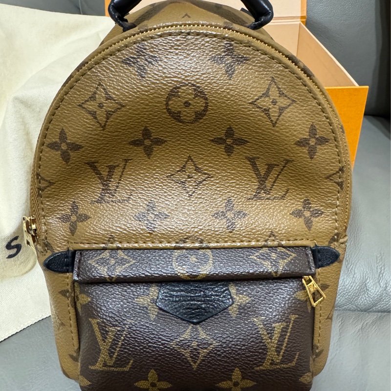 【目的】：出售 【商品名稱】：二手MINI 經典雙色後背包 【商品尺寸】：長17x寬10x高22 【商品價格】：$42888 【商品狀況】：95成 【商品配件】：專櫃購證、盒子、防塵套-0