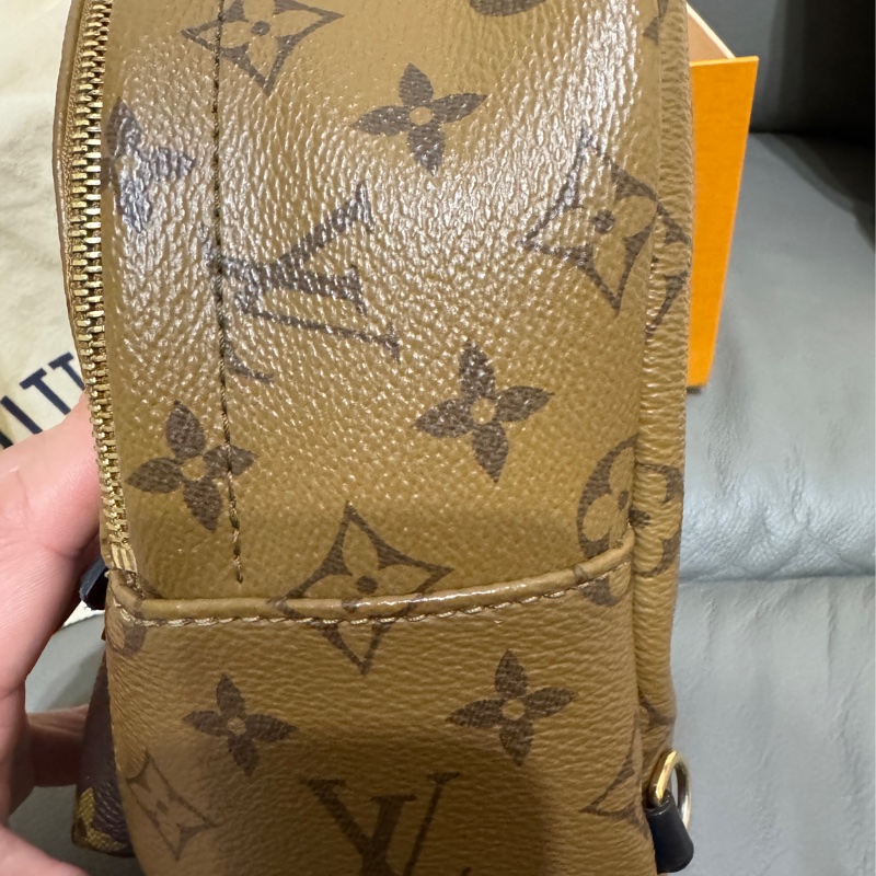 【目的】：出售 【商品名稱】：二手MINI 經典雙色後背包 【商品尺寸】：長17x寬10x高22 【商品價格】：$42888 【商品狀況】：95成 【商品配件】：專櫃購證、盒子、防塵套-23