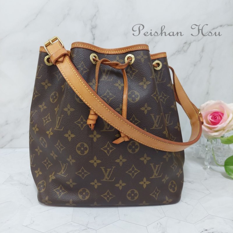 LV PETIT NOE 老花 🌈現品拍照🌈M42226 字紋 束口 水桶包 肩背包 中款~二手品-57