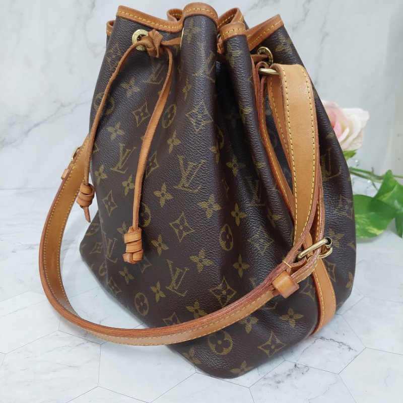 LV PETIT NOE 老花 🌈現品拍照🌈M42226 字紋 束口 水桶包 肩背包 中款~二手品-63