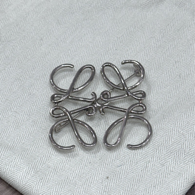 Loewe 銀色logo胸針-5