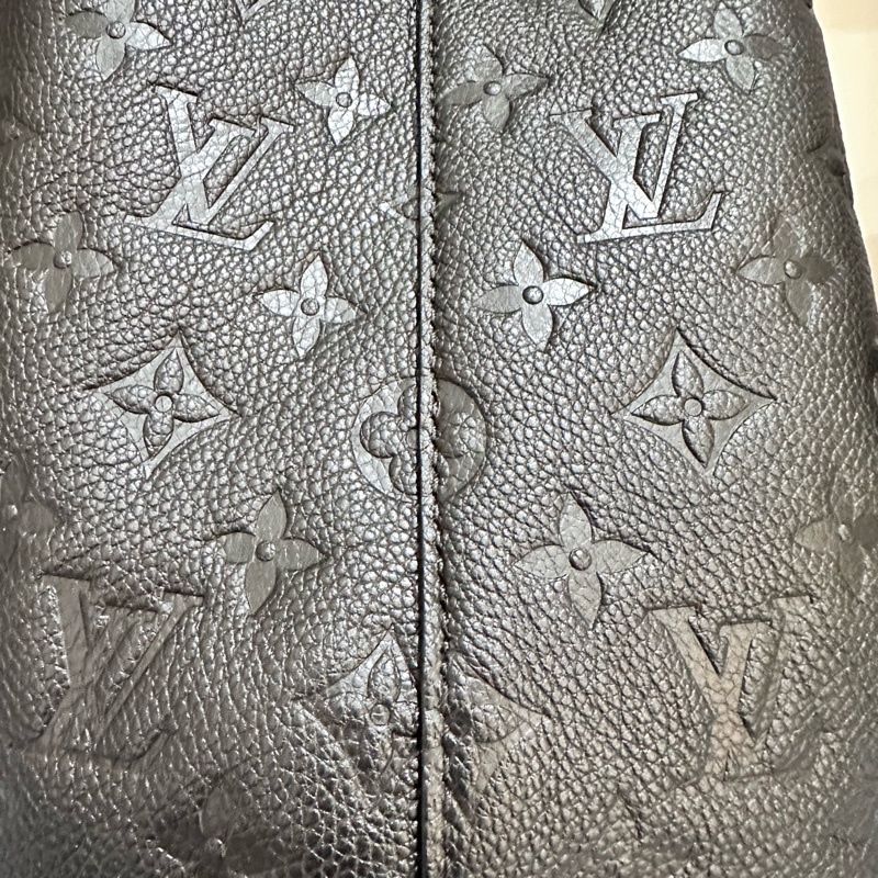 LV黑色牛皮壓紋水桶包-2