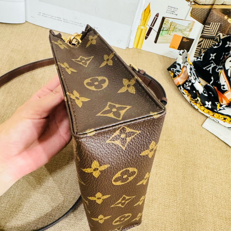 售 二手 真品 Louis Vuitton 經典花紋斜背 絕版19 化妝包 洗漱包 盥洗包 少見稀有品 19 很珍貴-6