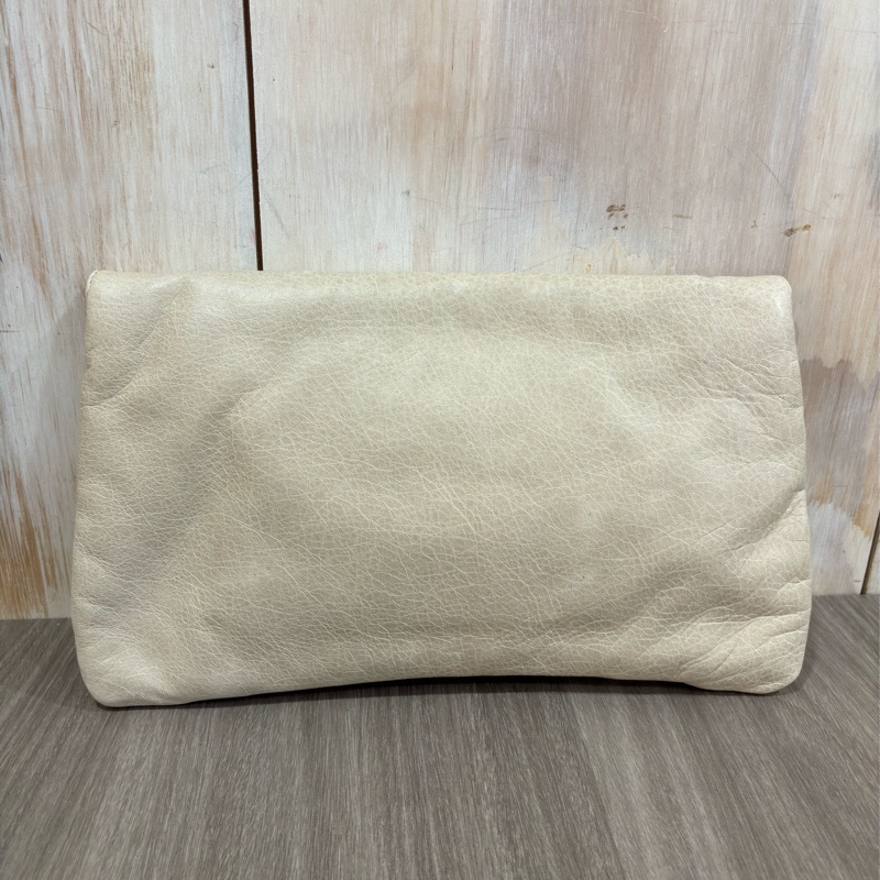 BALENCIAGA 巴黎世家 224915 奶茶色水洗小羊皮 小釦 手拿包收租包機車包麻將包銀行包-3