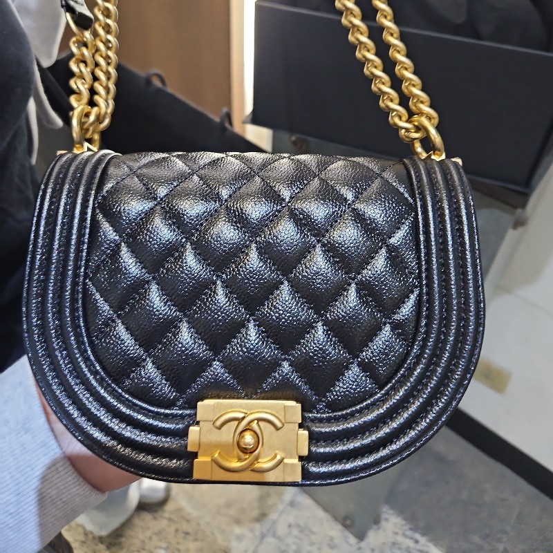 CHANEL 荔枝皮黑金馬鞍包-0