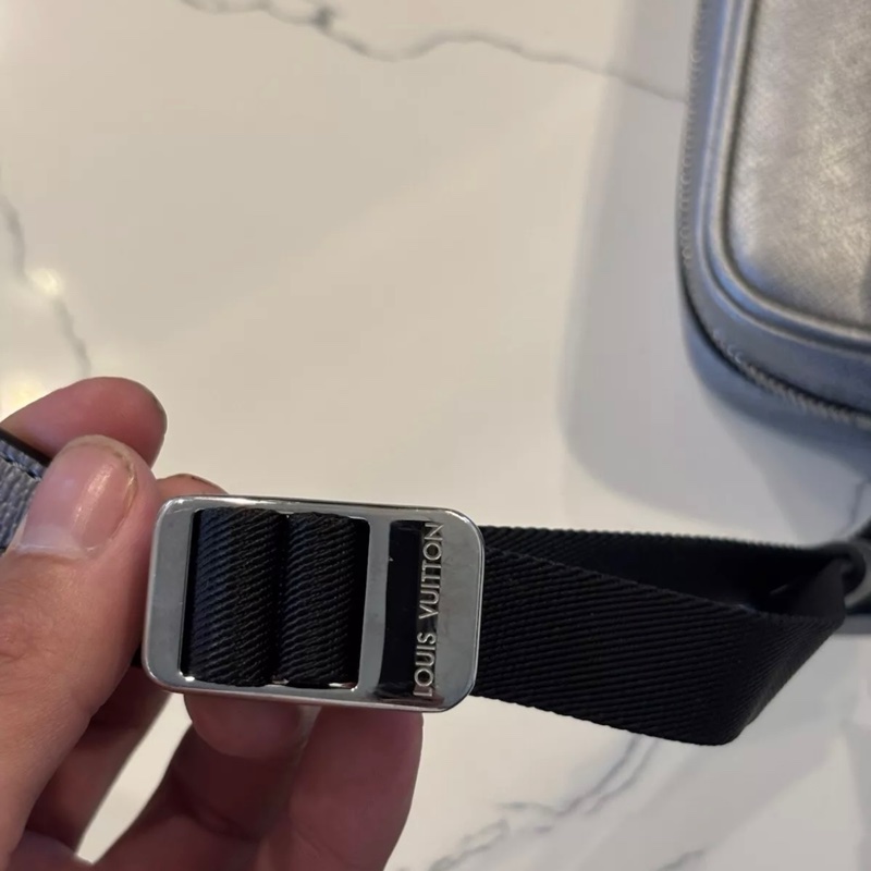 【LV m30830銀灰郵差包】-3