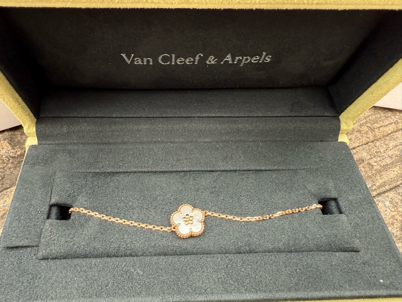 全新Van Cleef & Arpels 梵克雅寶VCA白色珍珠母貝梅花Lucky Spring手鏈-2