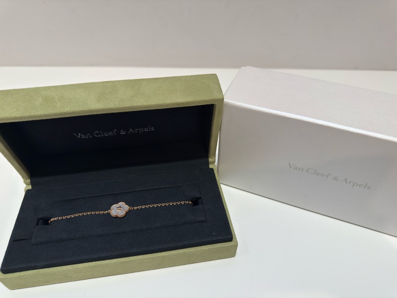 全新Van Cleef & Arpels 梵克雅寶VCA白色珍珠母貝梅花Lucky Spring手鏈-9