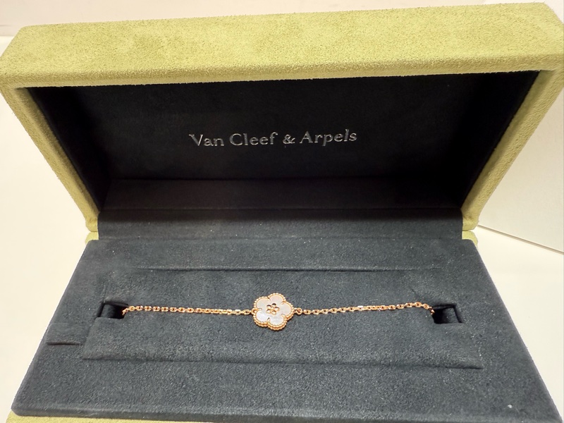 全新Van Cleef & Arpels 梵克雅寶VCA白色珍珠母貝梅花Lucky Spring手鏈-11
