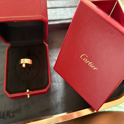 Cartier LOVE 寬版5.5mm玫瑰金粉色寶石戒指｜