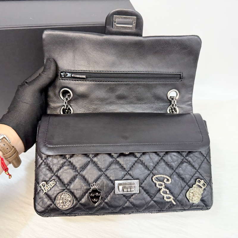 CHANEL包包黑銀揉製牛皮限量銀針徽章款2.55 24CM-19