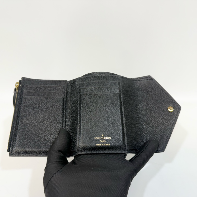 LV皮夾黑米白牛皮壓紋Victorine 6卡三折短夾 M80968-17