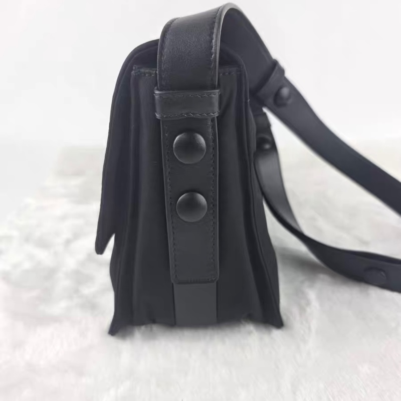 PRADA普拉達 Re-Nylon再生尼龍拼皮革 郵差包單肩斜挎包 男女可背-10