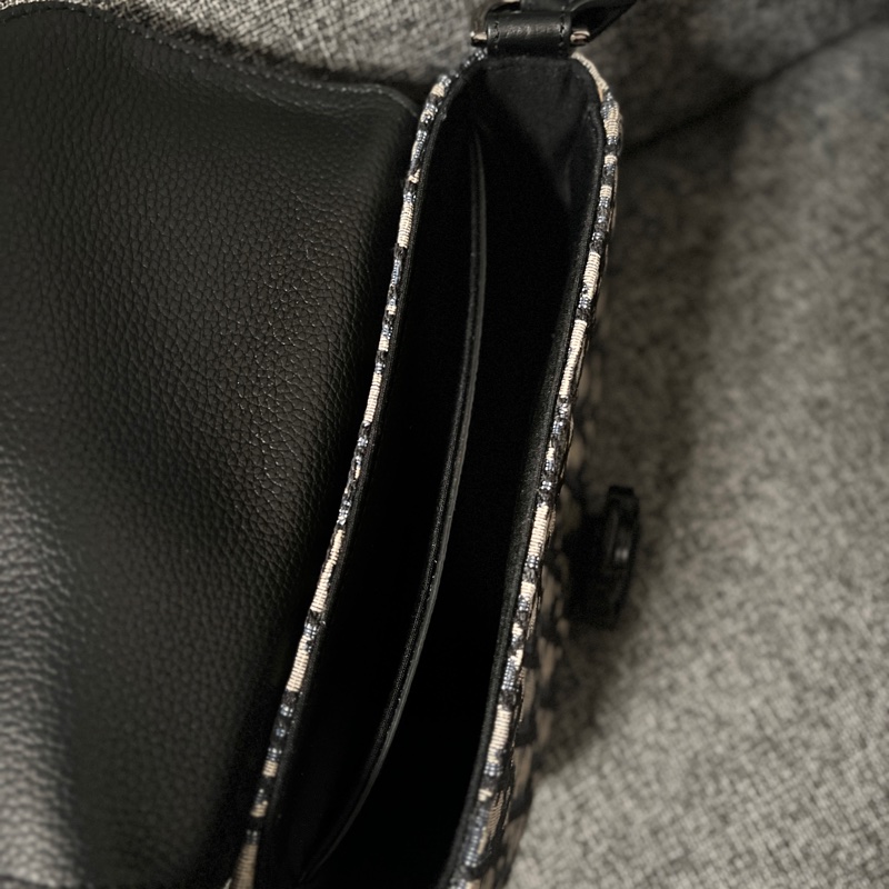 dior saddle 迷你翻蓋郵差包-12