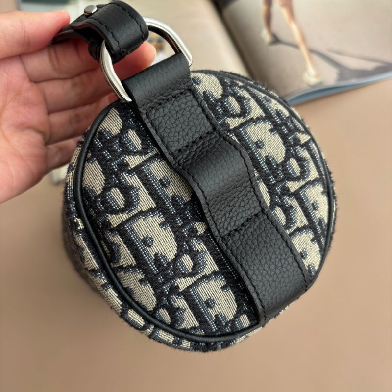 ::DIOR:: Oblique Roller 立體字母 緹花刺繡圓桶包 斜背包 手提包-3