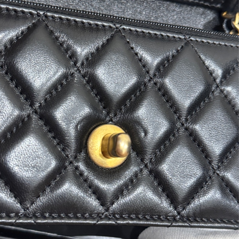 CHANEL 經典小羊皮LOGO鏈帶手提-14