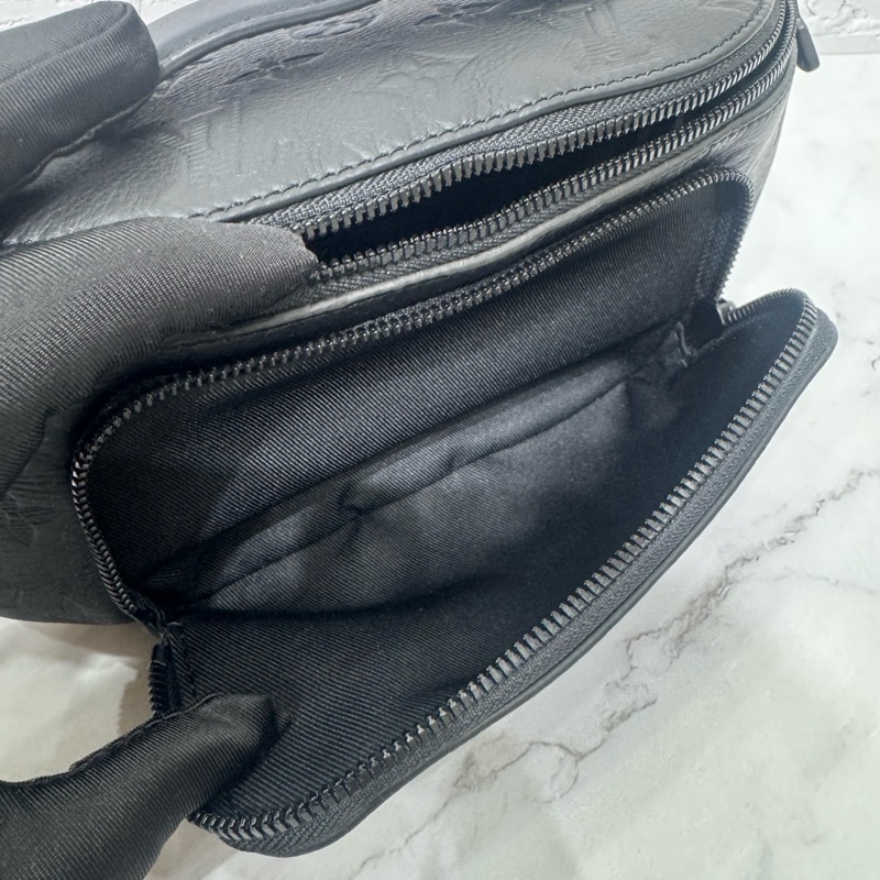 全新商品 #LV Louis Vuitton 路易威登M47058 Rush小牛皮壓紋胸口包/腰包 🈶台灣購證-13