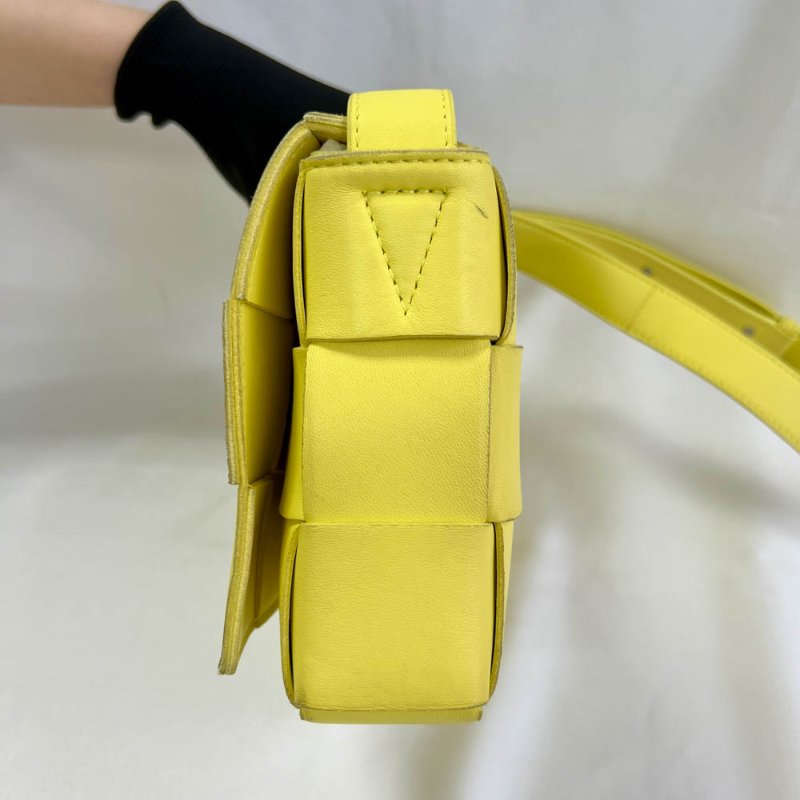 【佩甄-名人公益精品】 Bottega Veneta 5*3方格黃色Cassette斜背包-5