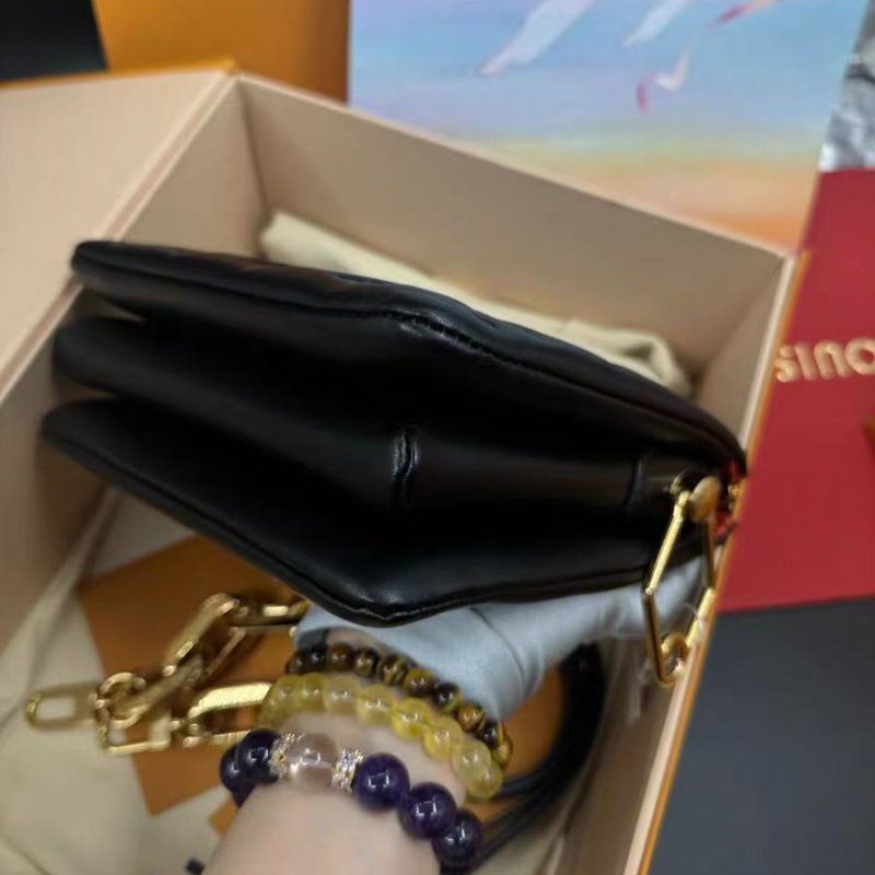💎Lv cousin 山羊皮全黑壓紋小號 全新配件齊全-3