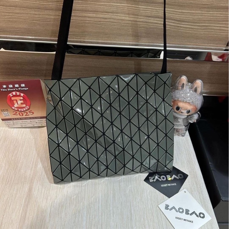 BAO BAO ISSEY MIYAKE Row Gloss Crossbody Bag - Khaki-3