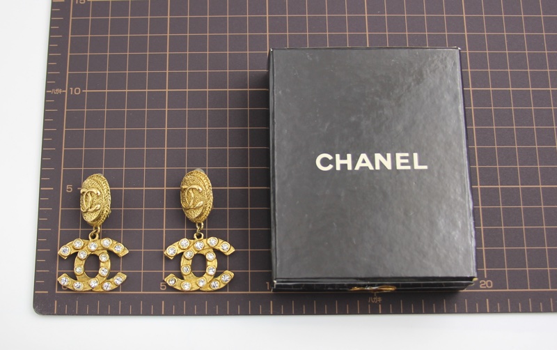 Chanel Vintage 71-80年水鑽鍍金圓形浮雕吊墜耳環-9