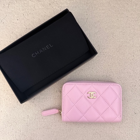 ［全新］Chanel 香奈兒 經典ㄇ字零錢包 粉紫金釦羊皮