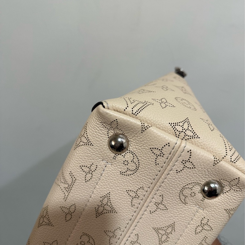 LV M51950米皮革雷射洞洞咖邊手提兩用包-14
