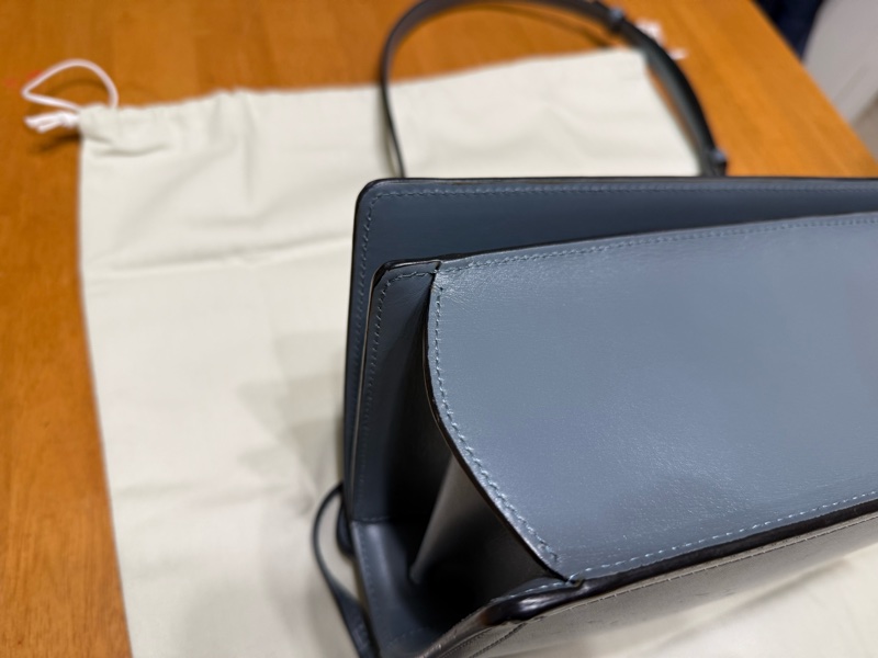 【LOEWE】Barcelona 三角金屬設計皮革肩背包(霧霾藍)-11