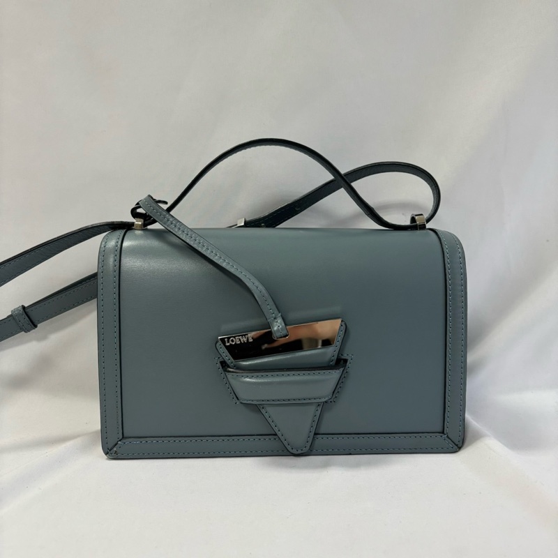 【LOEWE】Barcelona 三角金屬設計皮革肩背包（霧霾藍）-11