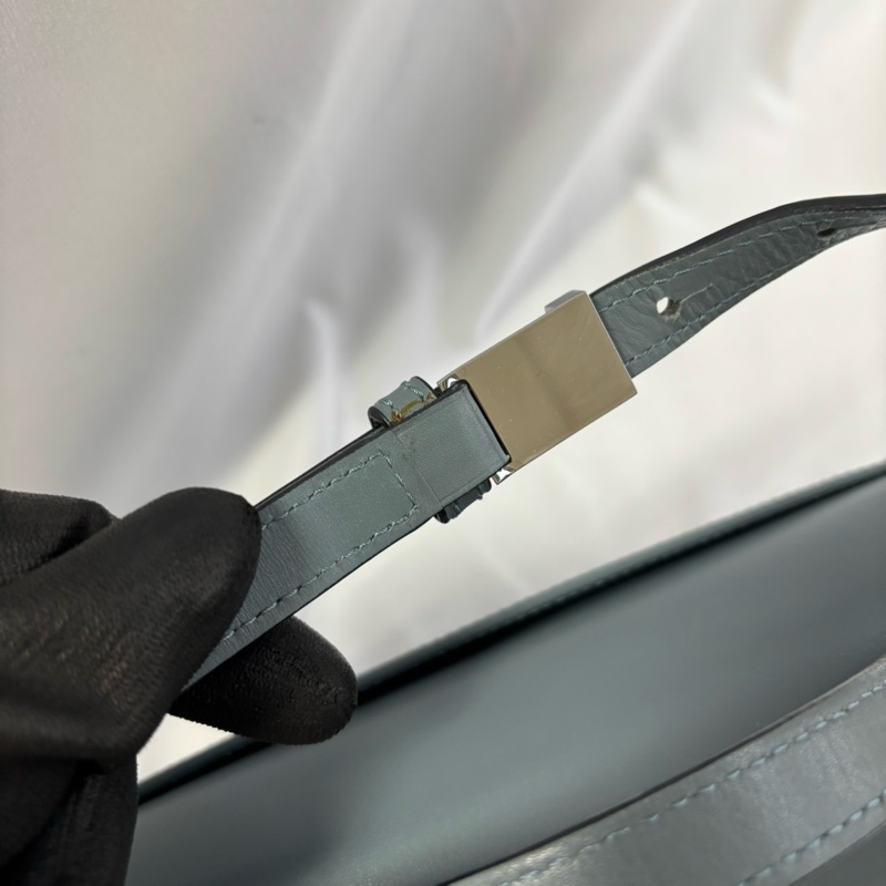 【LOEWE】Barcelona 三角金屬設計皮革肩背包（霧霾藍）-25