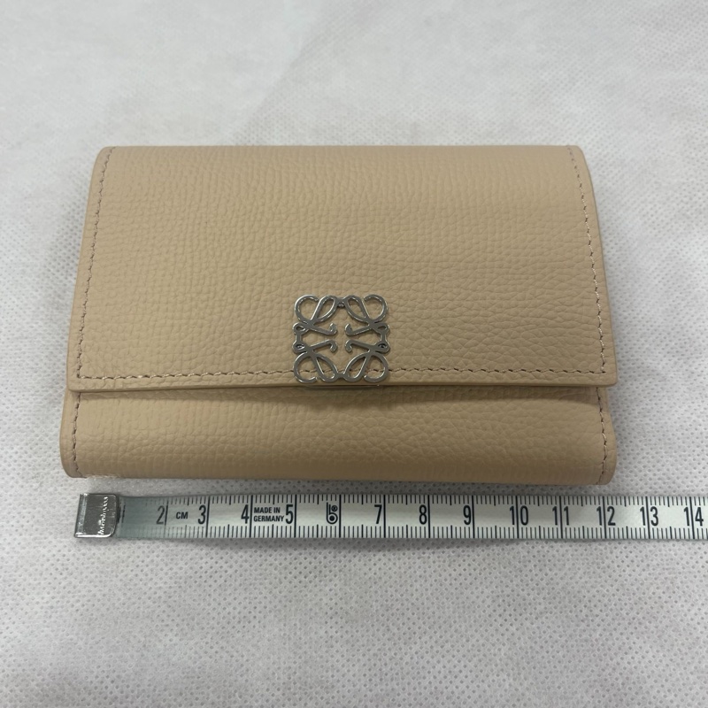 【REMINISCE】 LOEWE Anagram trifold wallet 3折 短夾 錢包 零錢格 女用 奶茶色 銀包-7
